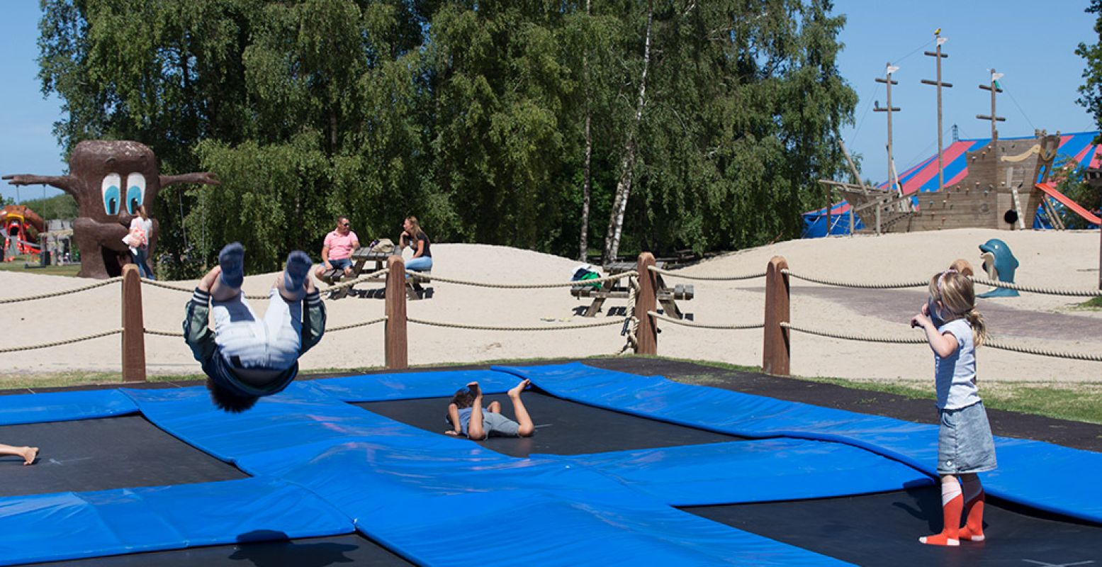 Lekker spelen en trampolinespringen in Speelpark Oud Valkeveen. Foto: DagjeWeg.NL, Grytsje Anna Pietersma.