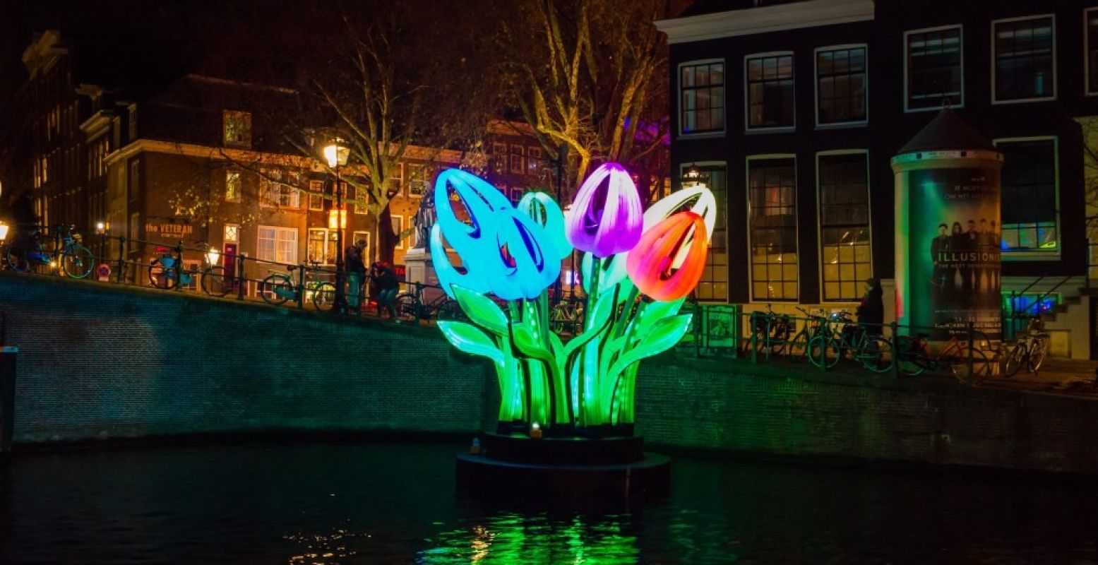 Lichtgevende tulpen tijdens het Amsterdam Light Festival. Foto: Blue Boat Company © Arjan Broek.
