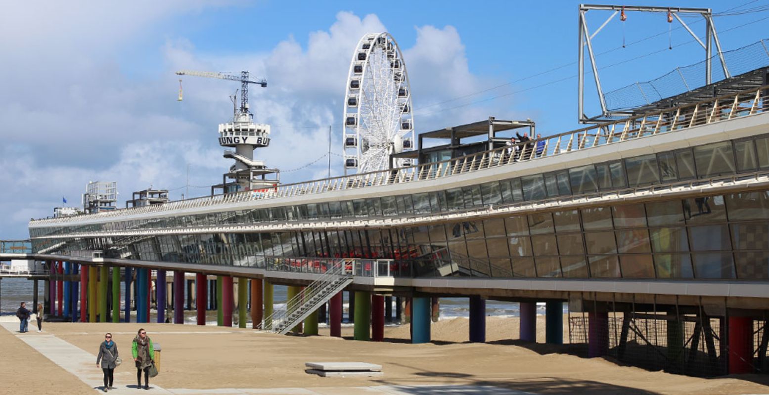 Combineer je stem op De Pier in Scheveningen met een fijne strandwandeling. Foto: Redactie DagjeWeg.NL © Coby Boschma