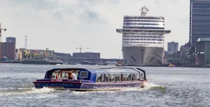 Toerist in eigen land: tour door de Amsterdamse grachten Vaar over de Amstel en het IJ. Foto: Blue Boat