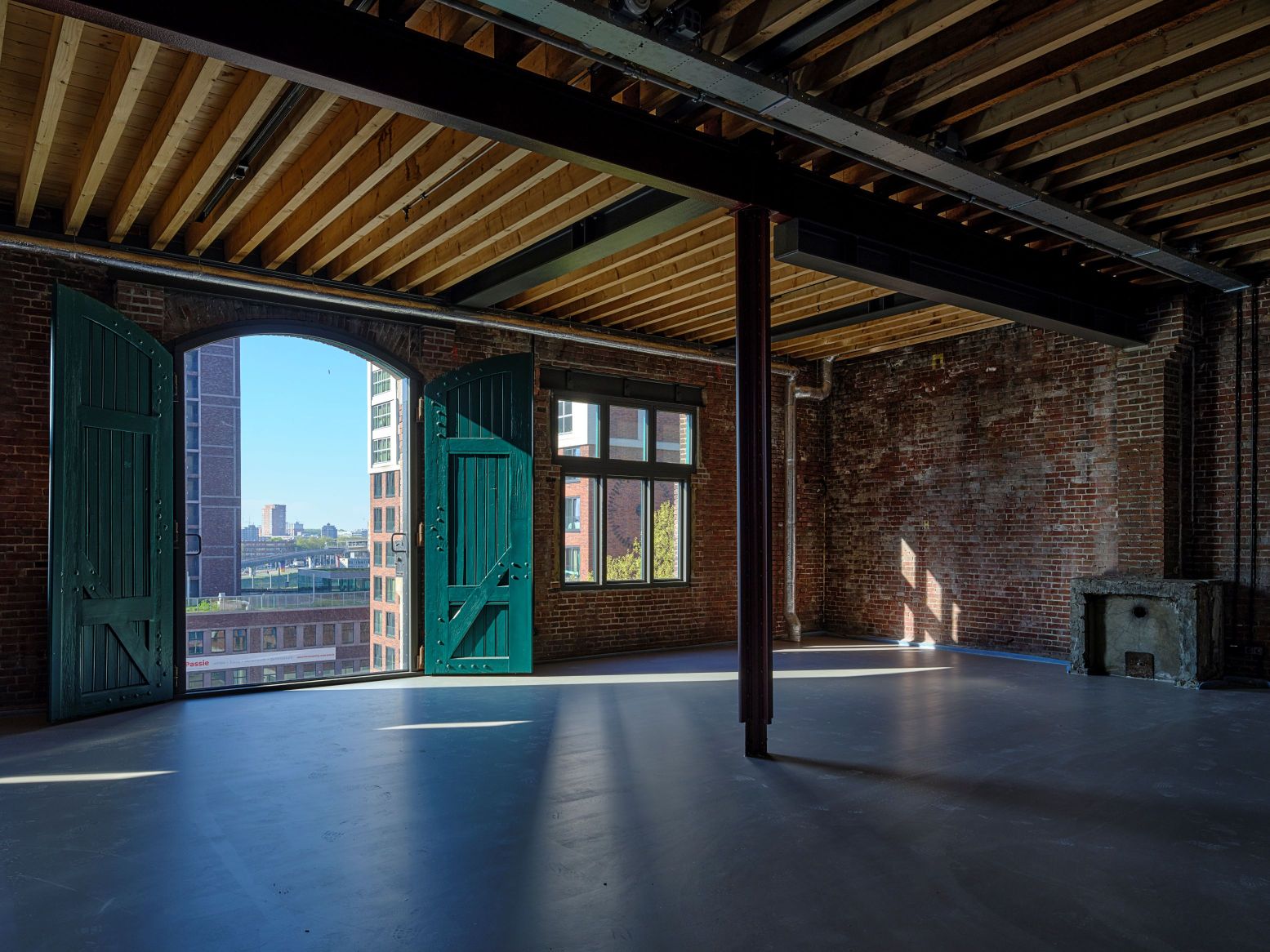 Nog een kijkje in Pakhuis Santos na de restauratie. Hangt hier straks een topstuk uit de Nederlandse fotografie, die nu nog veilig wordt bewaard in het depot? Foto: Nederlands Fotomuseum perskit © Photo Studio Hans Wilschut Nog een kijkje in Pakhuis Santos na de restauratie. Hangt hier straks een topstuk uit de Nederlandse fotografie, die nu nog veilig wordt bewaard in het depot? Foto: Nederlands Fotomuseum perskit © Photo Studio Hans Wilschut