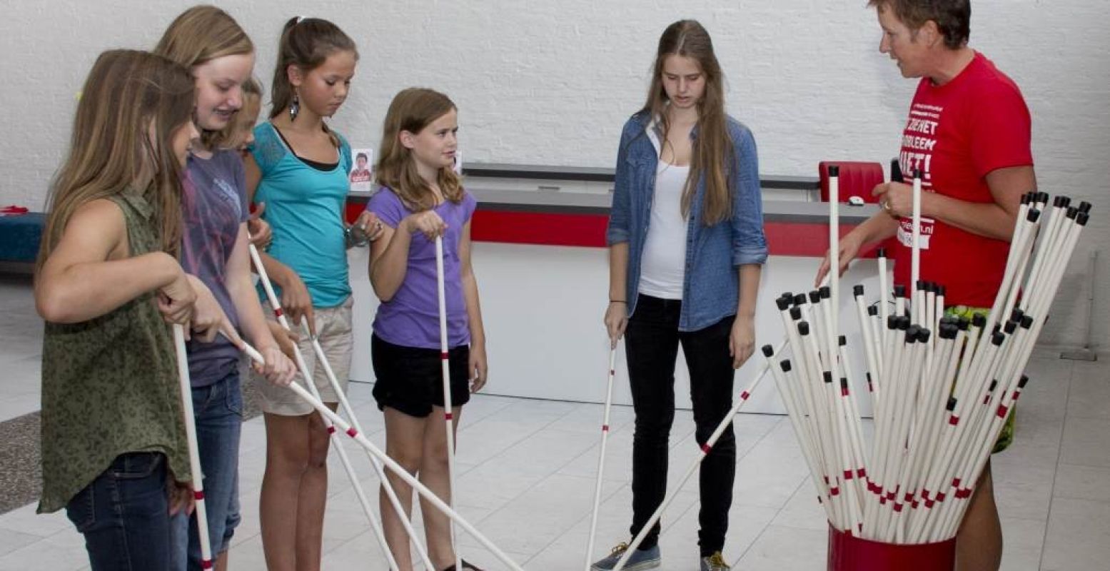 Loop met een taststok in het muZIEum. Foto: muZIEum.