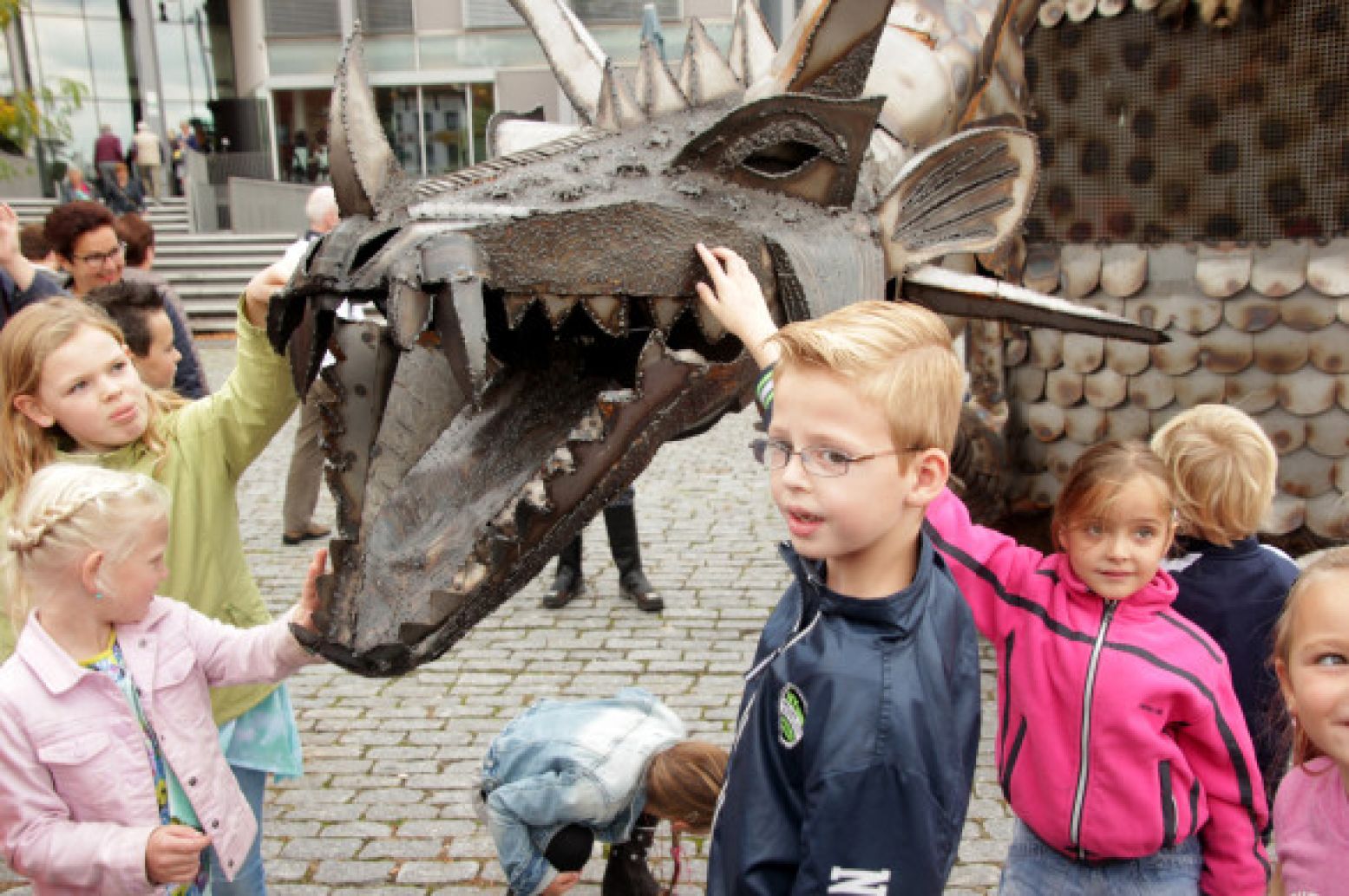 Door moderne films en sprookjes heeft de draak voor kinderen een wat vriendelijker imago gekregen. Foto: Draak Ouverture, Limburgs Museum.