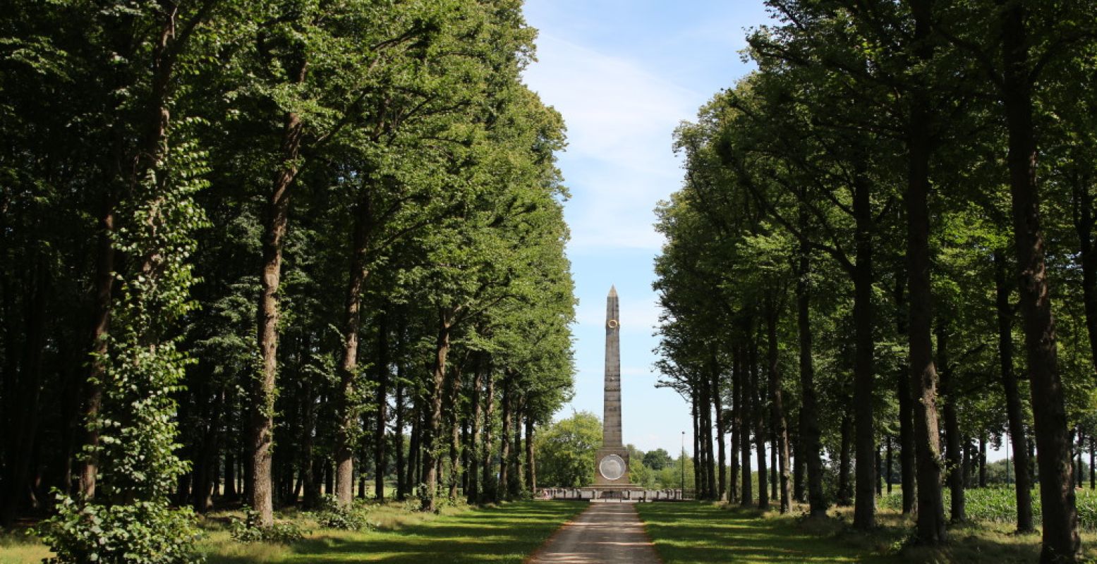 De Naald van Waterloo ligt lijnrecht tegenover het paleis. Foto: DagjeWeg.NL, Coby Boschma.