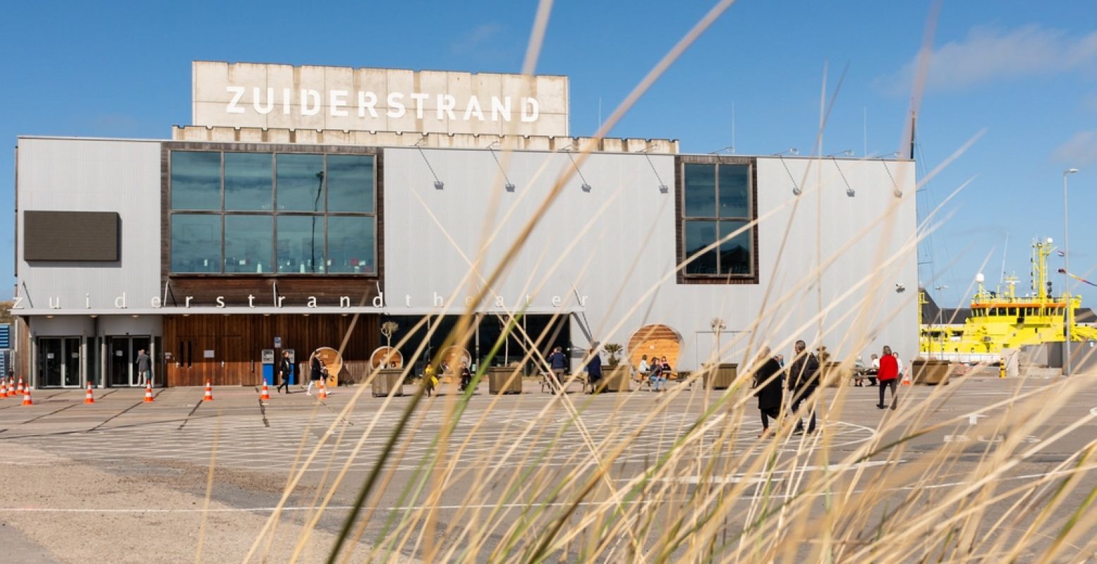 Het Zuiderstrandtheater naast de duinen en de haven van Scheveningen. Hier is in september een groots opgezette community opera te zien over het leven van verzetsheld George Maduro en het ontstaan van zijn gedenkmonument Madurodam. Foto: Zuiderstrandtheater © De Schaapjesfabriek