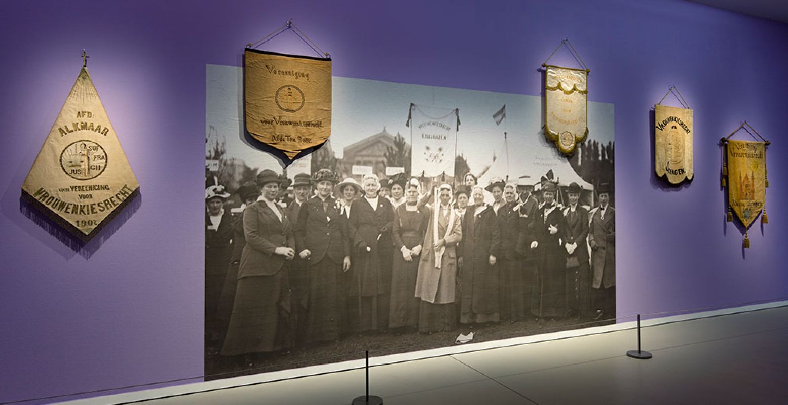 Enkele van de vrouwen die voor het vrouwenkiesrecht streden. Nu levensgroot te zien in het Groninger Museum in een speciale expositie. Foto: Groninger Museum / Marten de Leeuw