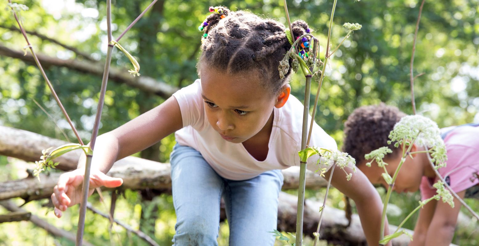 Kinderen spelen in de vrije natuur en zonder al te veel prikkels in de OERRR-speeltuinen van Natuurmonumenten. Foto: Natuurmonumenten © Janine Bekkers