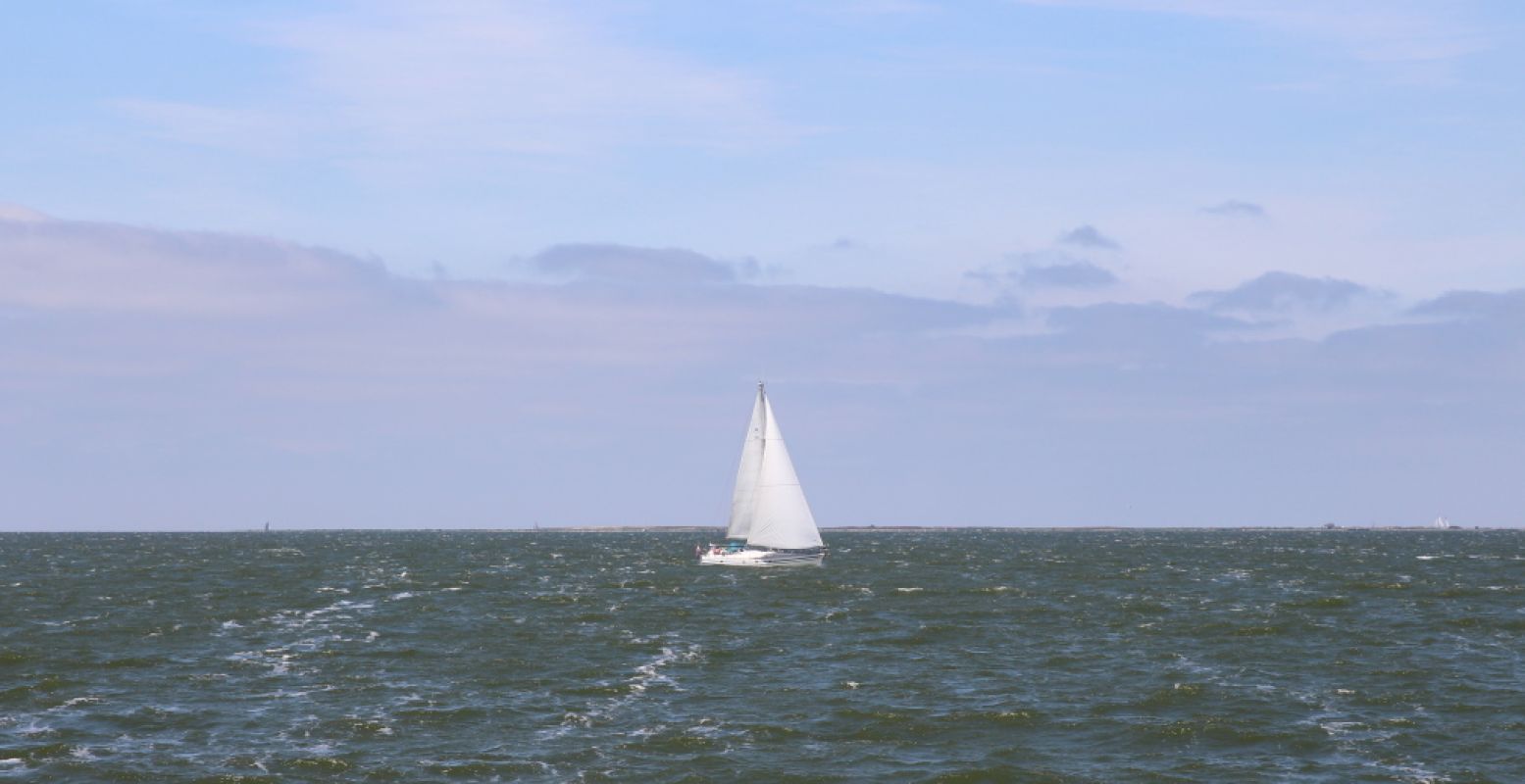 Dagje uit varen? Trotseer de Friese wateren. Foto: DagjeWeg.NL.