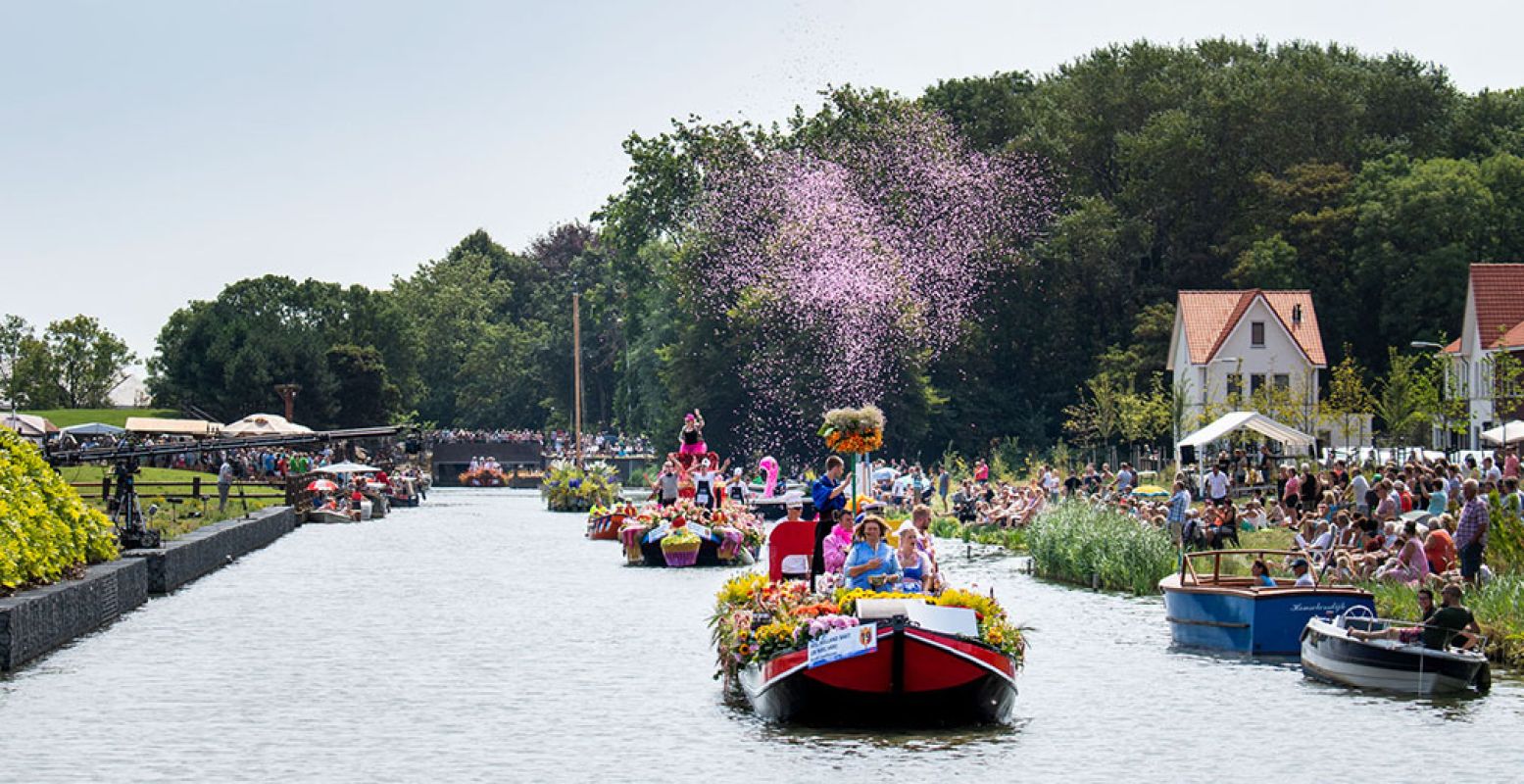 Fleurige stoet over het water. Foto: Arnaud Roelofsz Fotografie