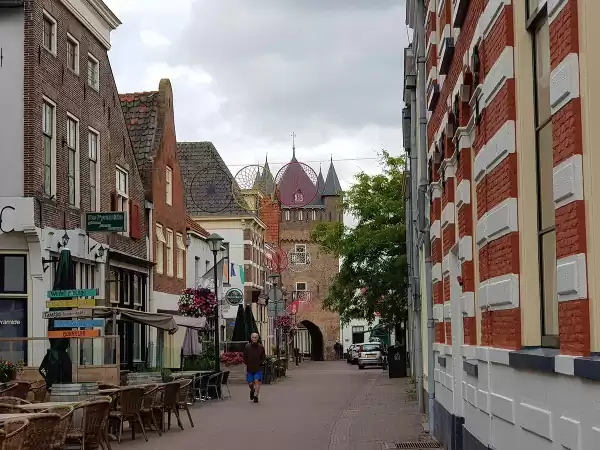 De Dijktoren vanuit de Kruisstraat. Foto: DagjeWeg.NL @ Tonny van Oosten