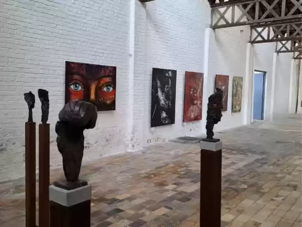 Kunstexpositie Dwingeloo zomer Expositie met werken van kunstenaar Willem Vos.  Foto: P. de Boer 