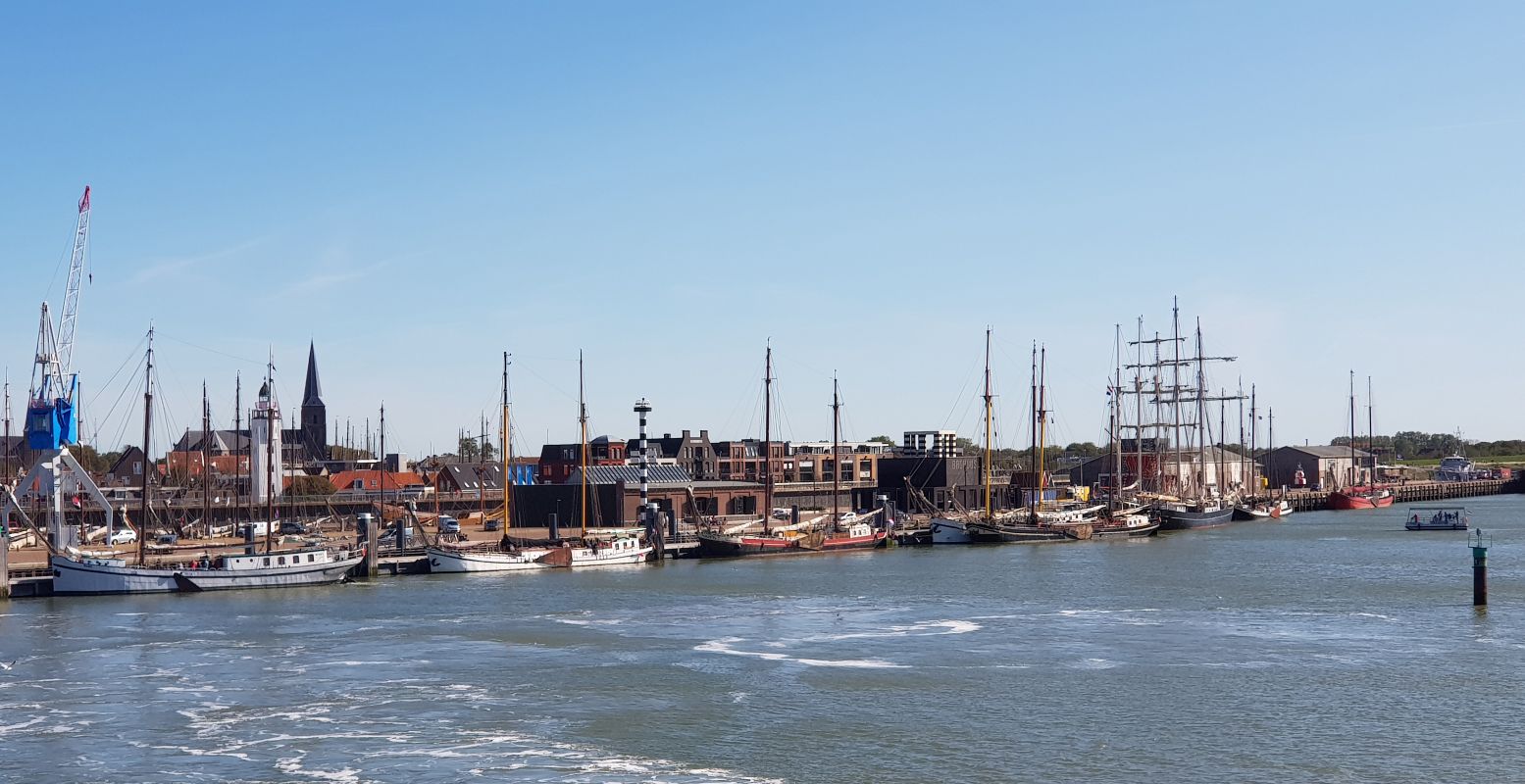 Daar ligt-ie; de klipper Emmalis in de haven van Harlingen. Foto: DagjeWeg.NL / Tonny van Oosten