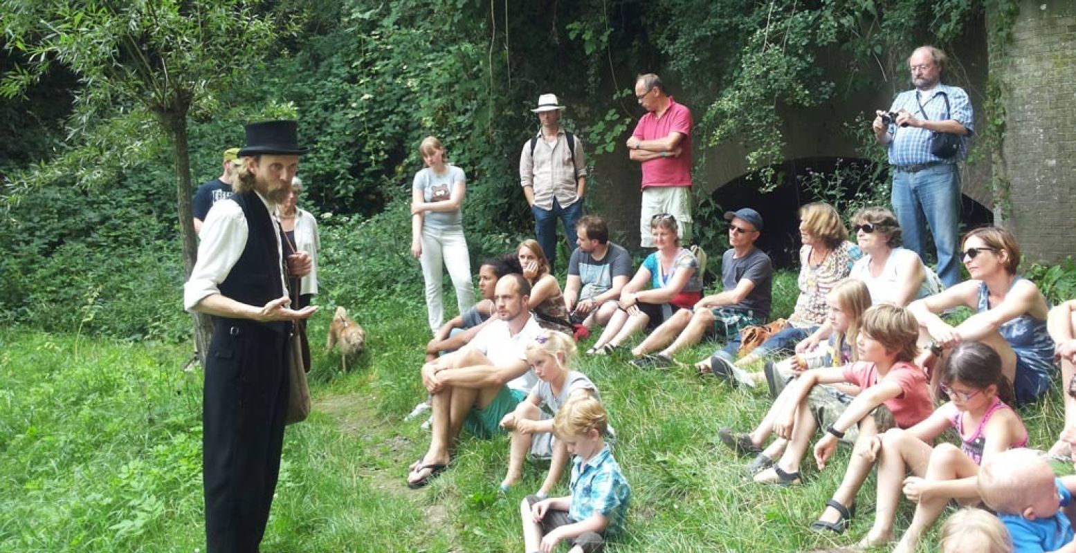 Verhalenverteller Bastiaan de Zwitser komt uit het land waar Sherlock Holmes zijn natte dood vond.