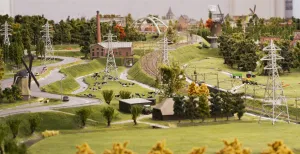 Een hele wereld op 650 m² De koeien grazen, de molenwieken draaien en de treinen glijden door het landschap: de miniatuur wereld komt voor je ogen tot leven. Foto: MiniWorld Rotterdam