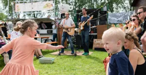 Het Weekend van de Rollende Keukens komt er weer aan! Het Weekend van de Rollende keukens: muziek, activiteiten voor jong en oud en natuurlijk héél veel lekker eten! Foto: Teddy Lauren