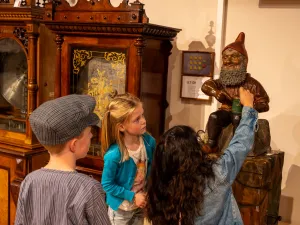 Spannend: zou hij gaan spelen als het muntje erin gaat? Foto: Kijk & Luistermuseum