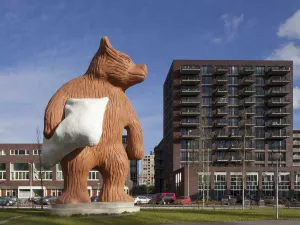 De Staalman als gatekeeper van het Staalmanplein. Foto: Studio Florentijn Hofman © Frank Hanswijk