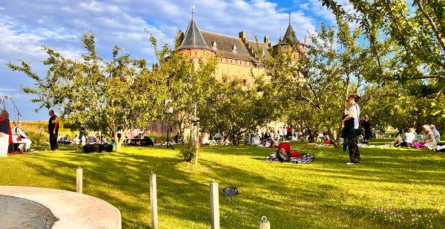 Picknicken in de tuin van Muiderslot om de midzomer te vieren. Foto: Muiderslot Picknicken in de tuin van Muiderslot om de midzomer te vieren. Foto: Muiderslot