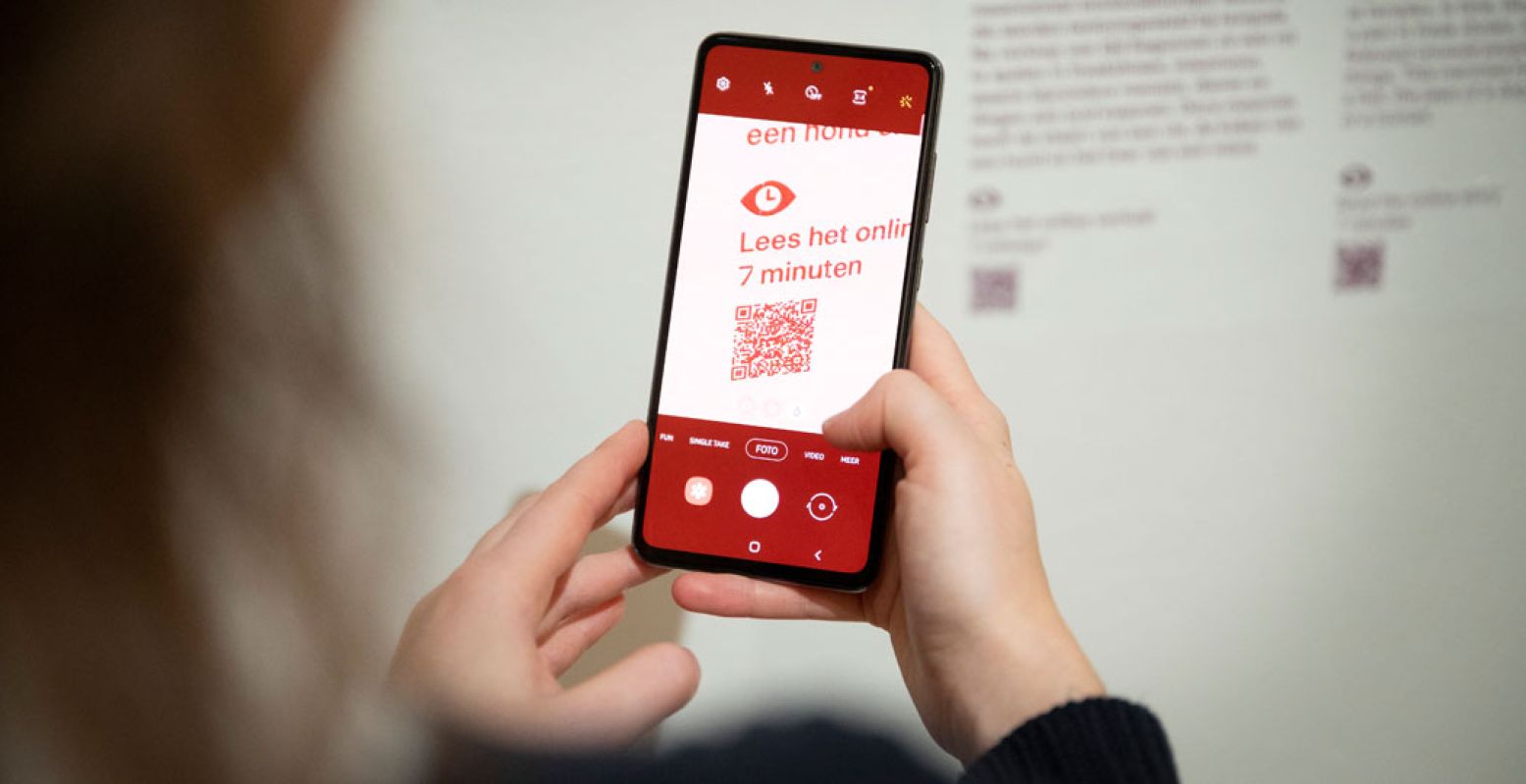 Bekijk aanvullende informatie over de objecten door de QR-codes te scannen. Foto: Museum De Lakenhal © Taco van der Eb