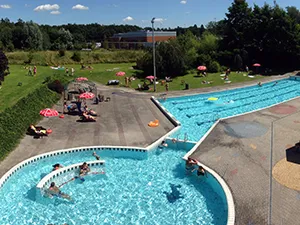 Zwemmen in het buitenbad. Foto: De Bonte Wever.