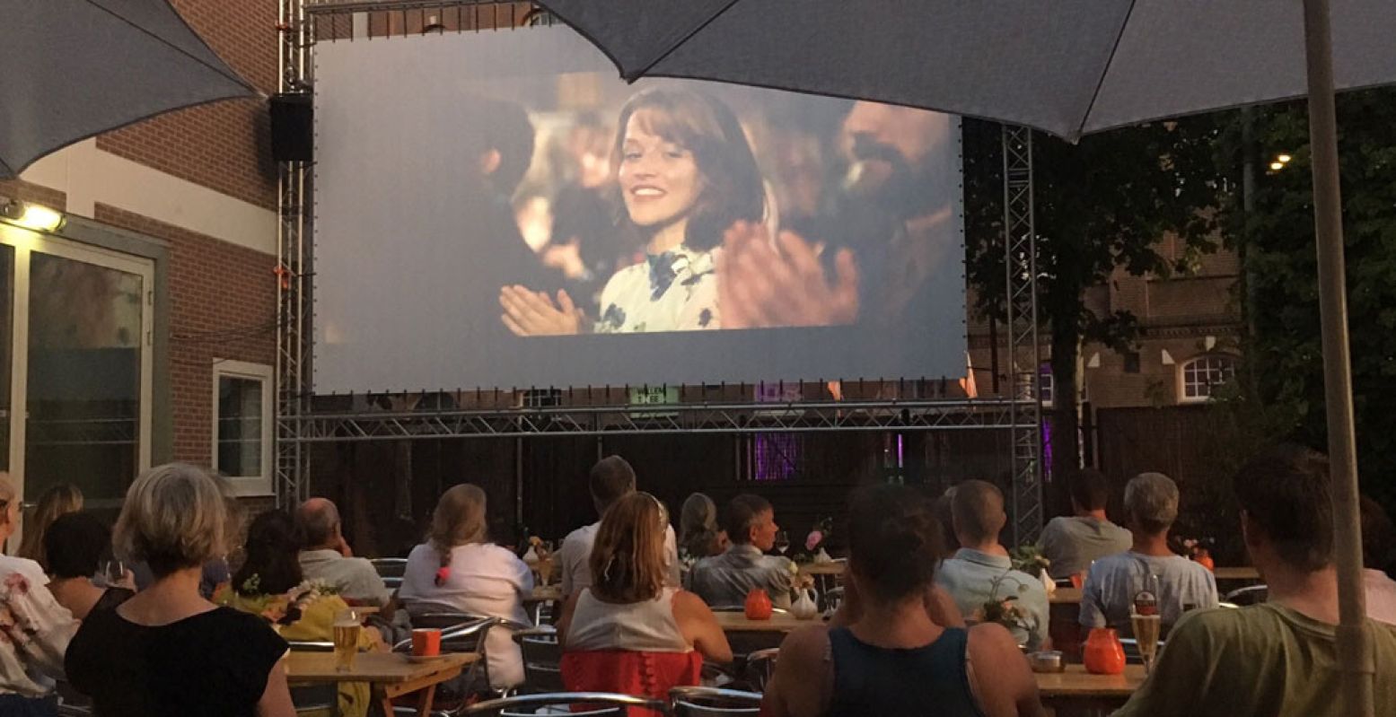 De binnenplaats van de Verkadefabriek in Den Bosch verandert deze zomer in een openluchtbioscoop. Foto: Verkadefabriek