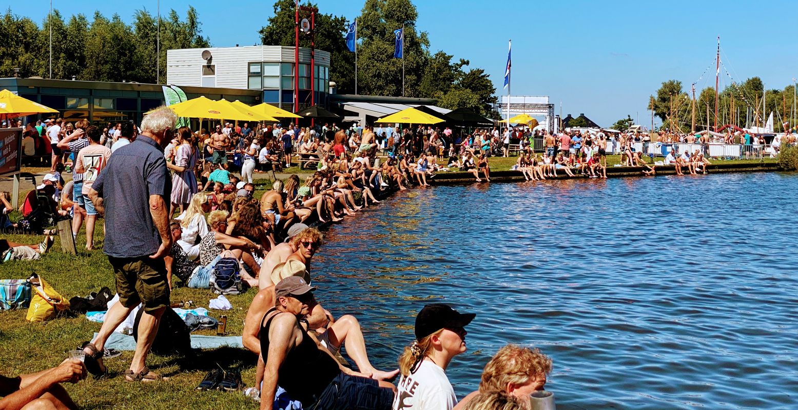 Bekijk de wedstrijden vanaf het water en geniet van de sfeer. Foto:  Sneekweekgids.nl 