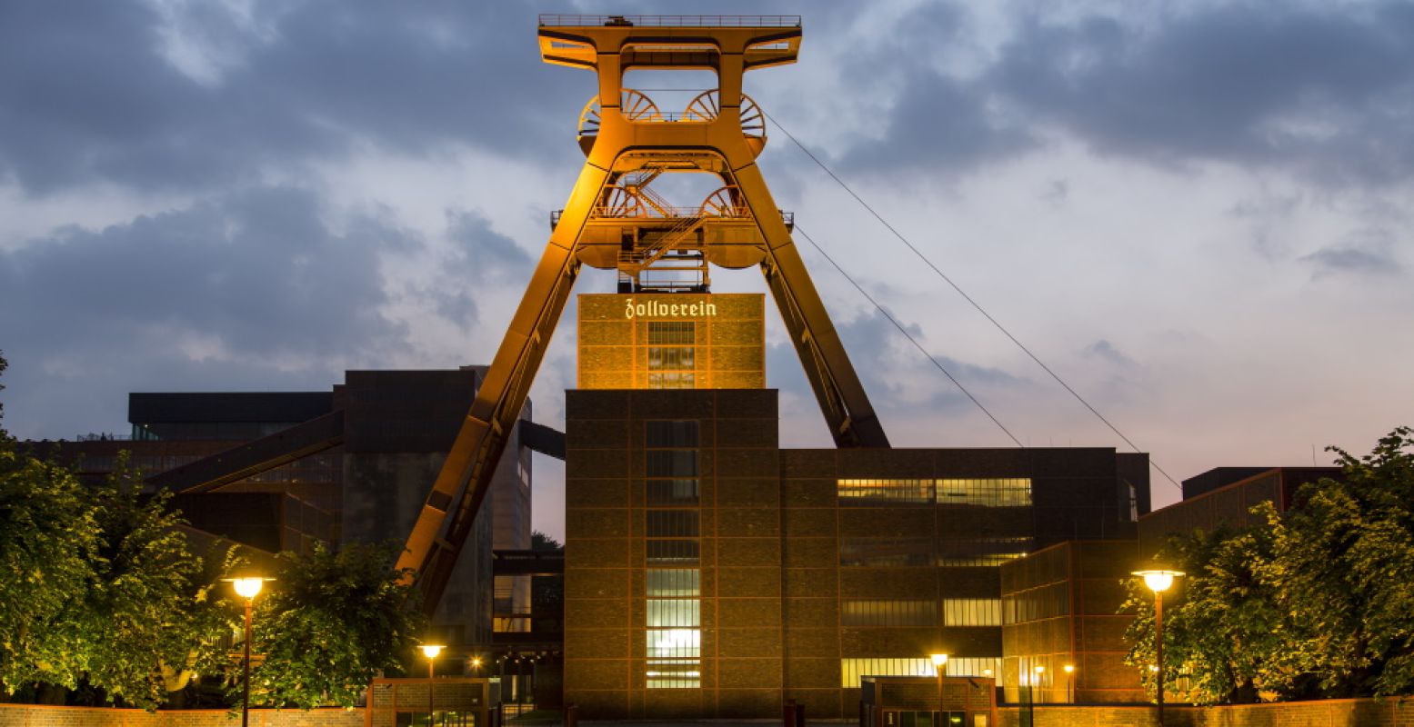 Schachtblok XII van de Zollverein in Essen bij zonsondergang. Foto: © Jochen Tack / Stiftung Zollverein.