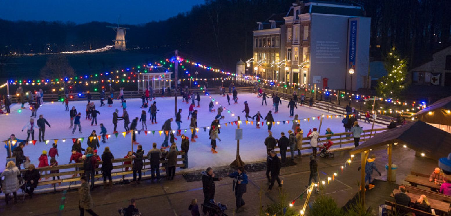 Samen schaatsen op de ijsbaan van het Nederlands Openluchtmuseum.