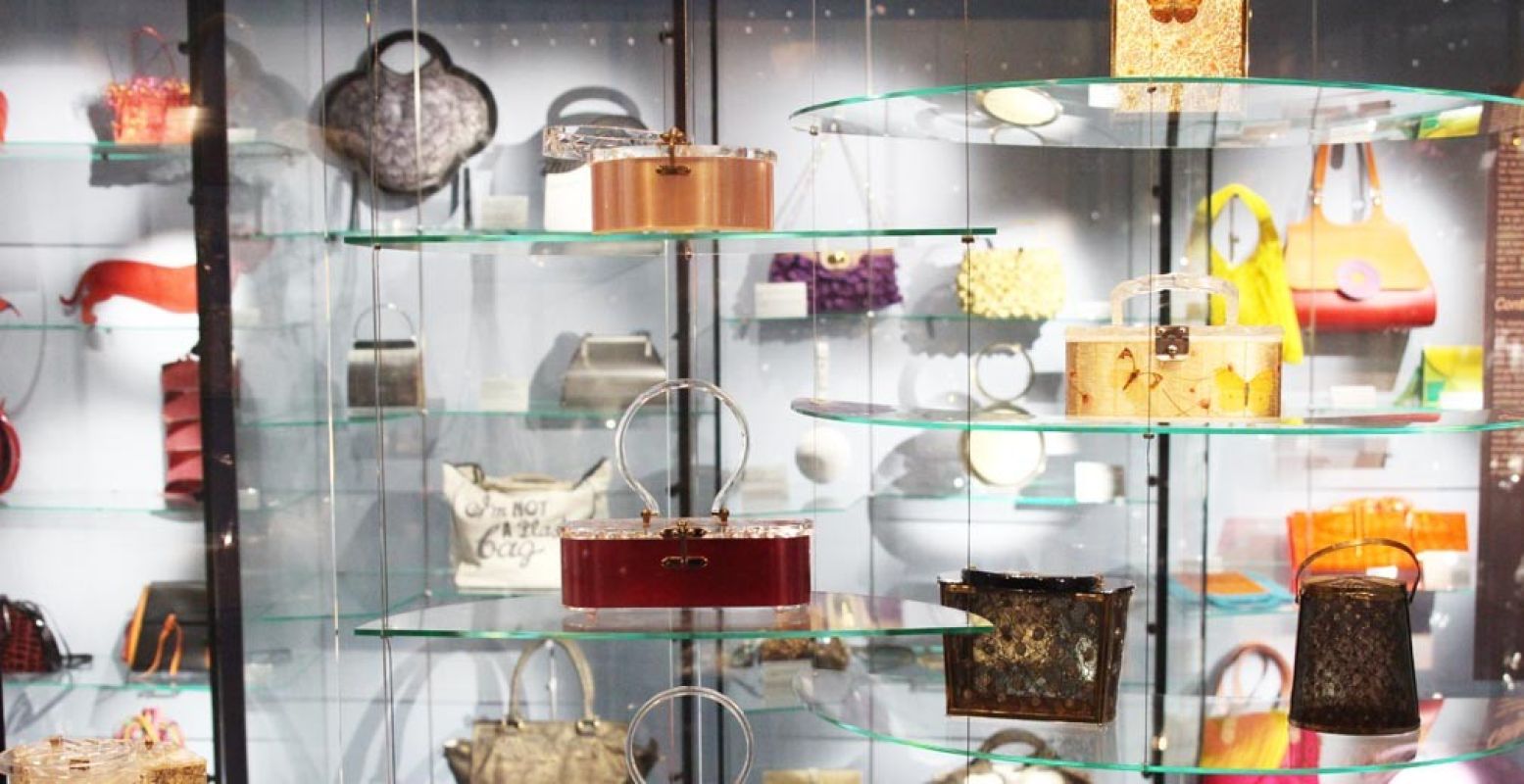 Overzicht van de plastic tassen collectie in Tassenmuseum Hendrikje. Foto: Redactie DagjeWeg.NL