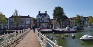 11 toffe redenen om een dagje naar Harlingen te gaan Het stadhuis van Harlingen, met daarvoor de Raadhuisbrug. Foto: DagjeWeg.NL © Tonny van Oosten