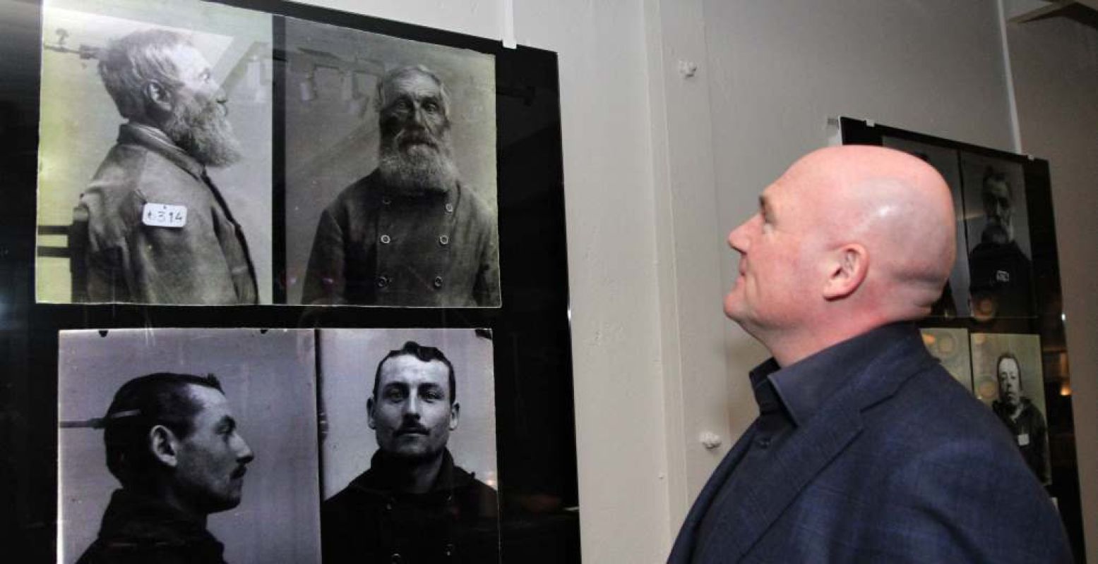 André Kuipers oog in oog met zijn voorvader Gerrit Lut tijdens de opening. Foto: Nationaal Gevangenismuseum