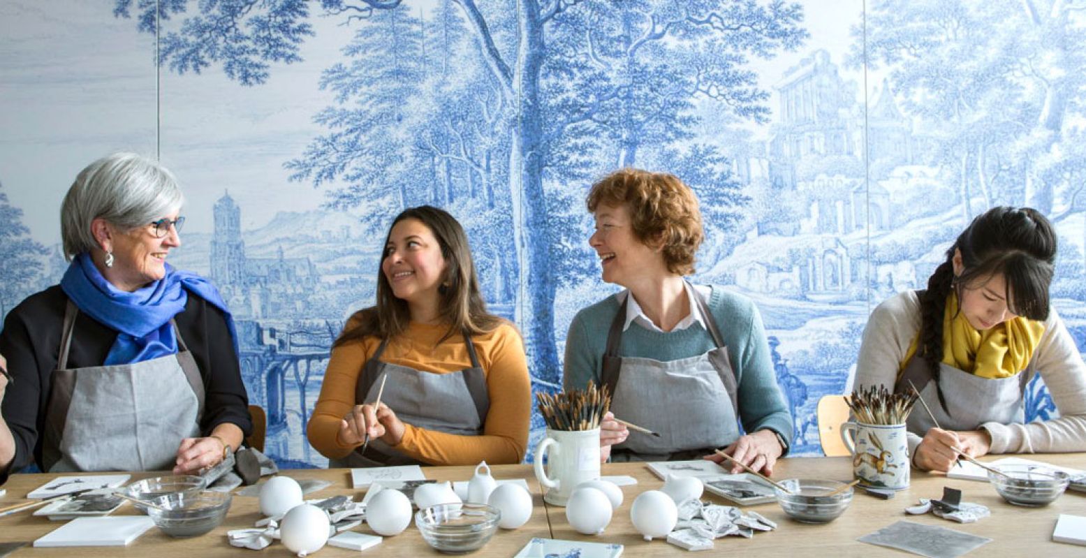 Volg een workshop Delfts Blauw porselein- en aardewerk schilderen bij de Royal Delft Experience. Foto: Royal Delft Experience.