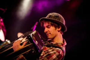 Folkconcert van Luuk Lenders Luuk Lenders met accordeon. Fotograaf: Margriet Cloudt.Foto geüpload door gebruiker.