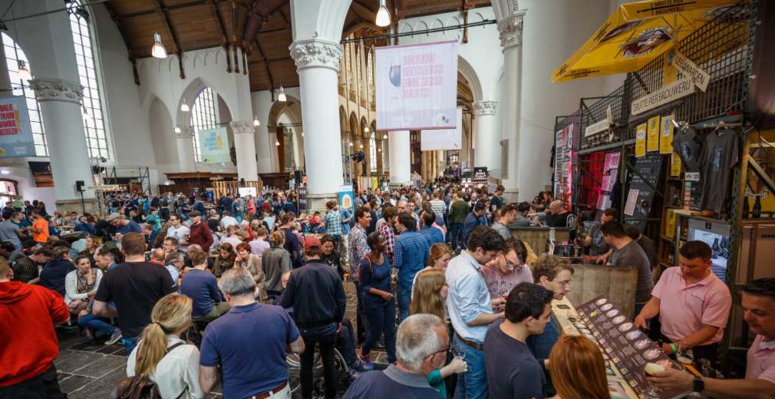 Een groot bierfeest in de Grote Kerk in Den Haag tijdens het Nederlands Bierproeffestival. Foto: Week van het Nederlandse Bier ©  Hilko Visser