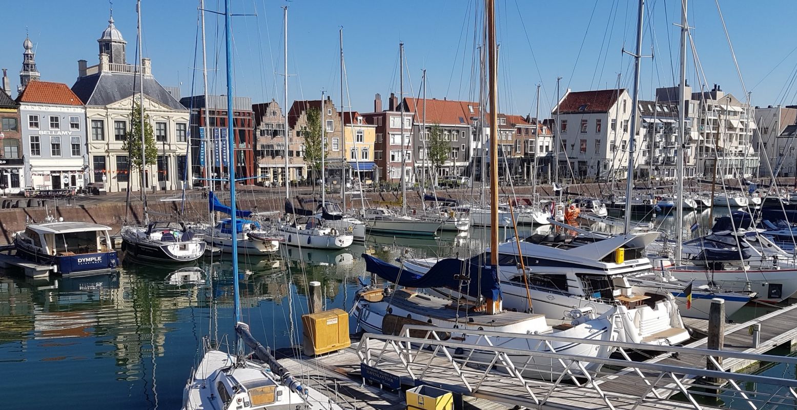 De jachthaven naast de bolwerken met links op de achtergrond de gebouwen van Maritiem MuZEEum Zeeland, waaronder het stadspaleis met torentje. Foto: Henk Arendse