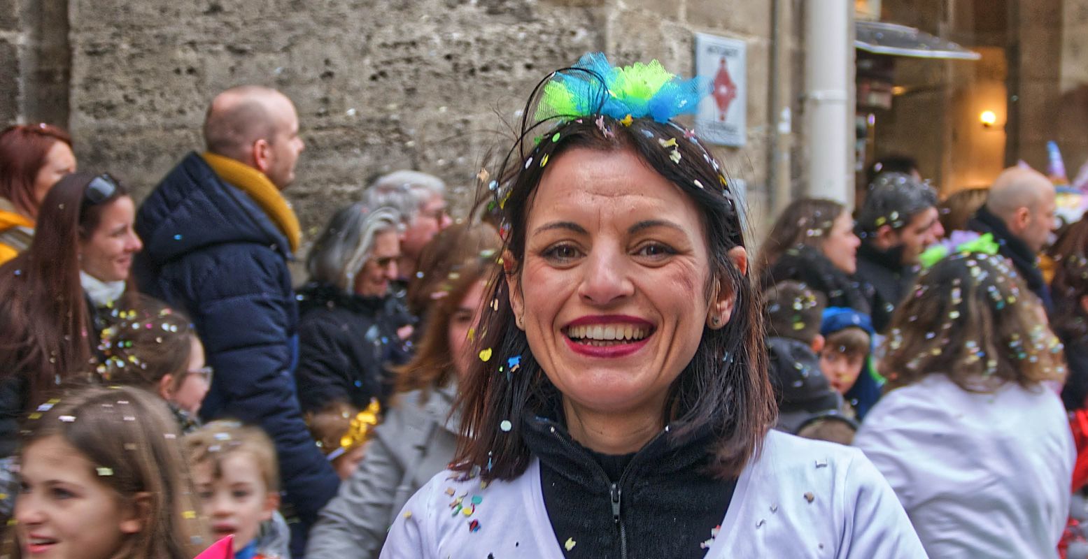 Trommel je vrienden op en duik in de bruisende carnavalsactiviteiten. Foto:  Unsplash License  © Pascal Bernardon