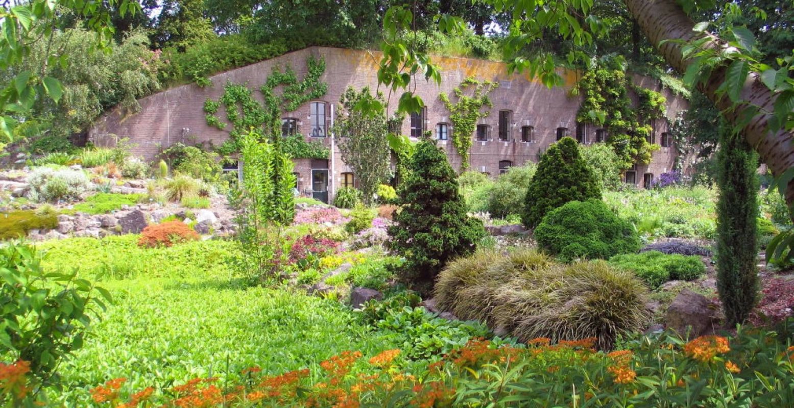 Fiets langs forten, waaronder Fort Hoofddijk met daarbij de Botanische Tuinen van de Universiteit Utrecht. Foto: Botanische Tuinen Utrecht