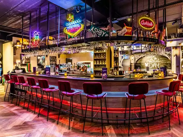 Een hapje en drankje tussen de celebrity's. Foto: Hollywood Entertainment Center ©
