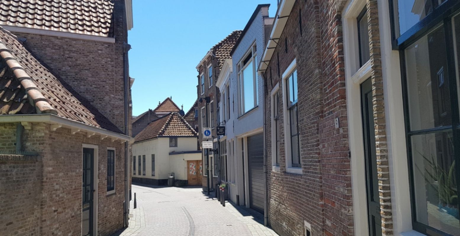 De Sint Jacobstraat is één van de authentieke historische straatjes tussen de Oude Haven en de Markt. Foto: DagjeWeg.NL @ Tonny van Oosten