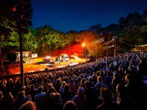 Amsterdamse Bostheater Elke zomer komt het Amsterdamse Bostheater weer tot leven! Foto: © Jaap Vork