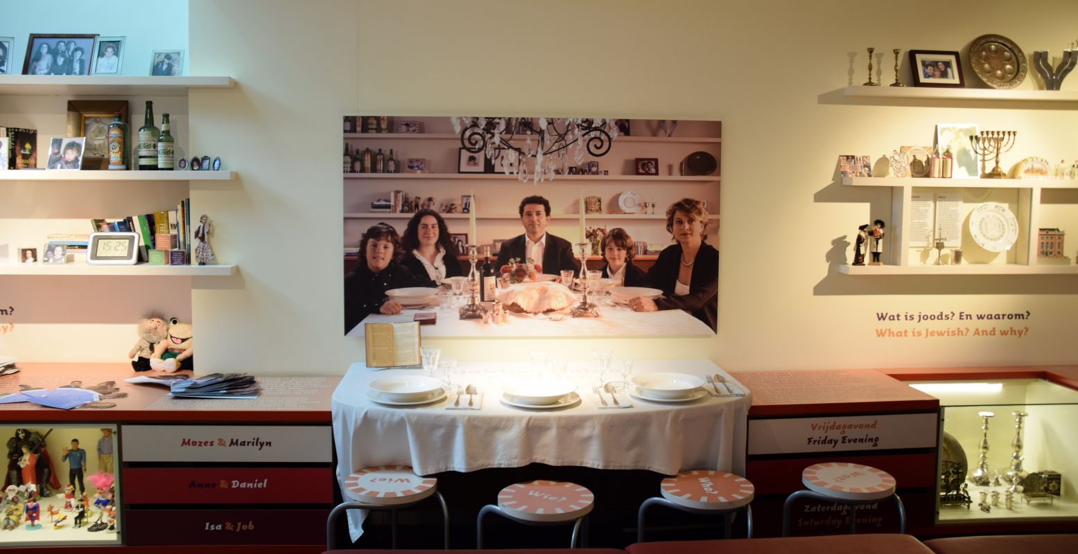 In de woonkamer, waar de familie Hollander aan tafel op je wacht. Foto: DagjeWeg.NL