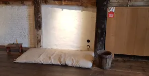 Krankzinnig, hoezo? Verhalen uit de Gevangenpoort Zo sober waren de cellen vroeger. Een matras, kaarsje en emmer. De meeste gevangenen bleven hier niet lang, behalve één: Josina. Foto: DagjeWeg.NL © Tonny van Oosten