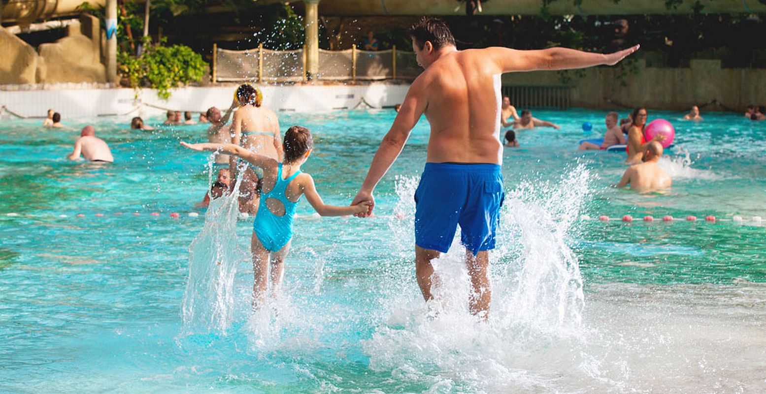 Het ultieme tropenuitje in eigen land is Aqua Mundo van Center Parcs, waar je zwemt tussen de palmen en orchideeën. Foto: Center Parcs