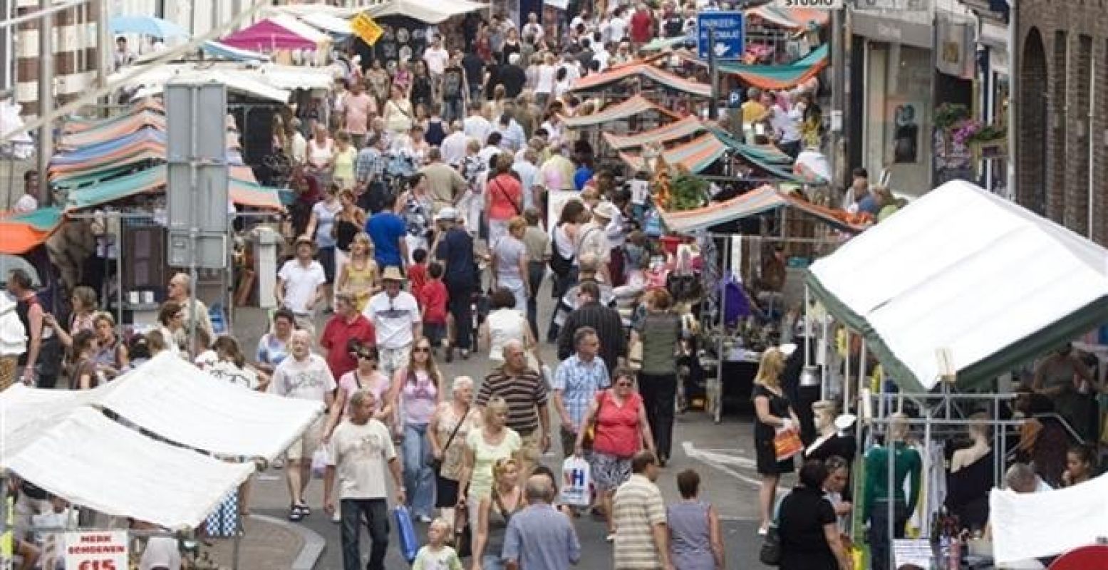 Koopjes jagen op de gezellige Sjâmmelmert. Foto: Fotografie Kuit - Roermond