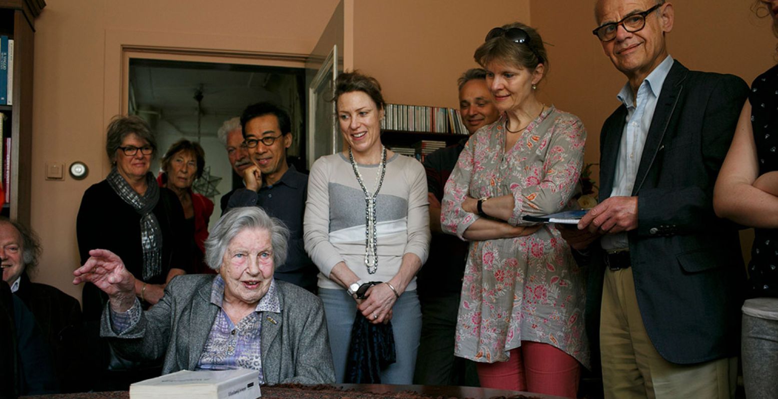 Kleinschalige, persoonlijke dodenherdenking in één van de De Open Joodse Huizen | Huizen van Verzet. Foto: Joods Cultureel Kwartier © Jordi Huisman