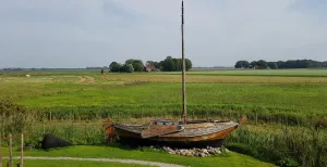 Ontdek de geheimen van het mysterieuze Schokland Uitzicht over voormalig eiland Schokland vanaf de middeleeuwse terp Middelbuurt. Foto: DagjeWeg.NL © Tonny van Oosten