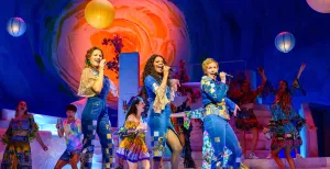 De must-see musicals van 2023-2024 Uiteraard komt het nummer Dancing Queen langs tijdens de musical. Foto: Roy Beusker