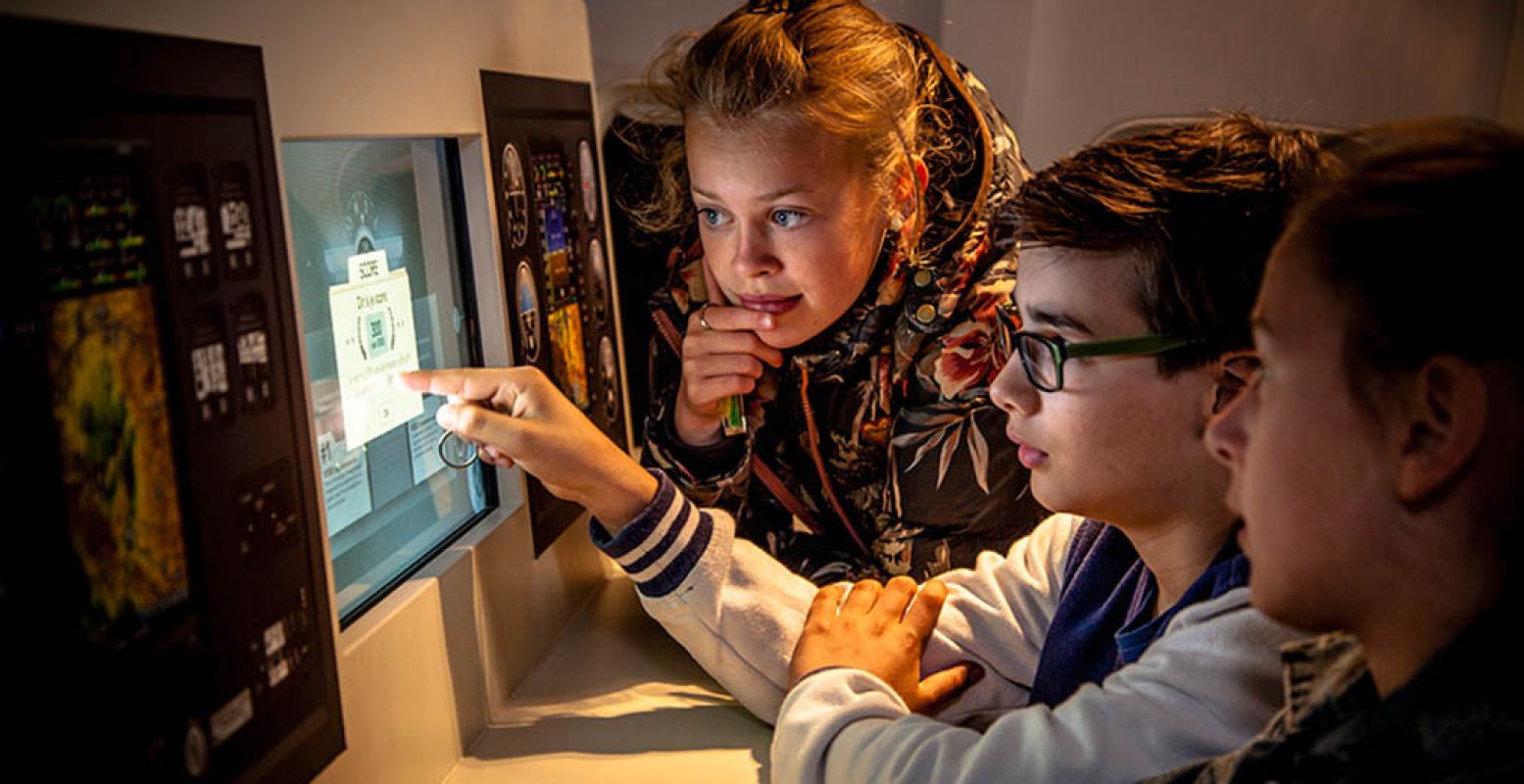 Kinderen speuren met Eye in the Sky. Foto: GeoFort.