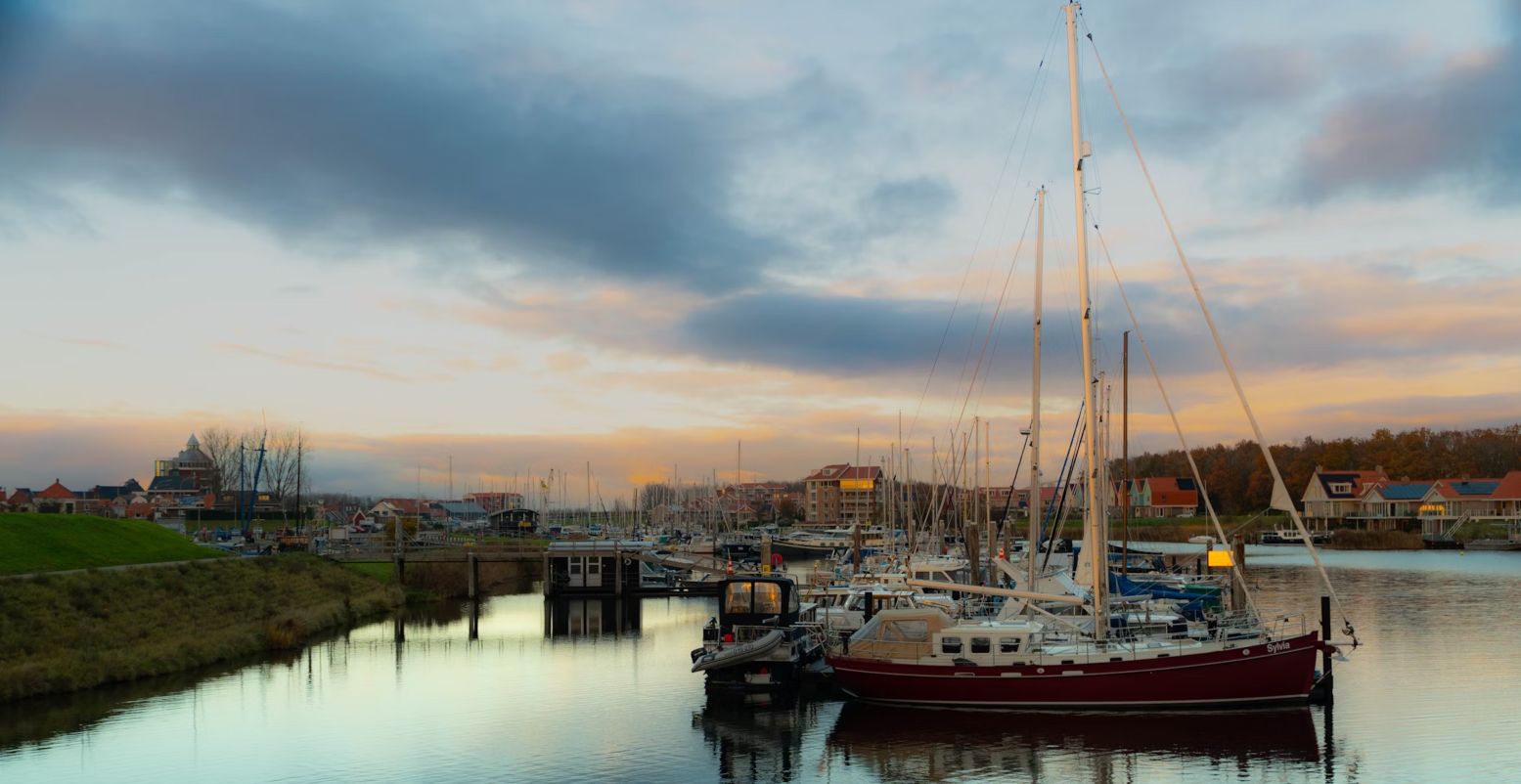 Breng ook zeker een bezoekje aan de sfeervolle haven van Tholen. Foto: © Daan Sitters, via Unsplash.com Breng ook zeker een bezoekje aan de sfeervolle haven van Tholen. Foto: © Daan Sitters, via Unsplash.com