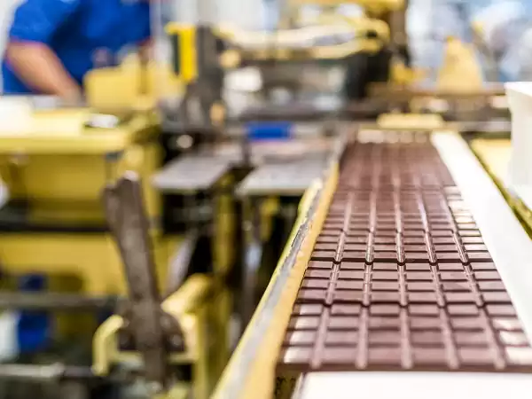 Zie inpakmachine 'Tante Agatha' uit 1928 aan het werk. Foto: Chocolatemakers © Jitske Schols Zie inpakmachine 'Tante Agatha' uit 1928 aan het werk. Foto: Chocolatemakers © Jitske Schols